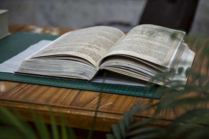 ترميم نسخة نادرة من الإنجيل تعود للقرن السادس عشر