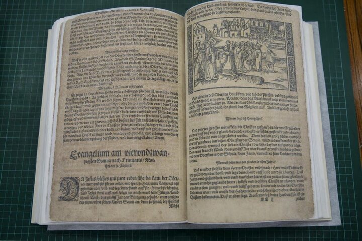 ترميم نسخة نادرة من الإنجيل تعود للقرن السادس عشر