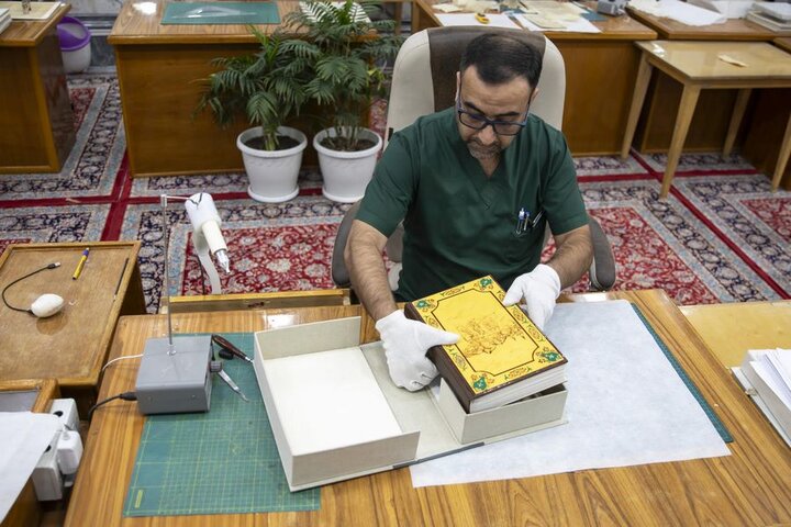 ترميم نسخة نادرة من الإنجيل تعود للقرن السادس عشر