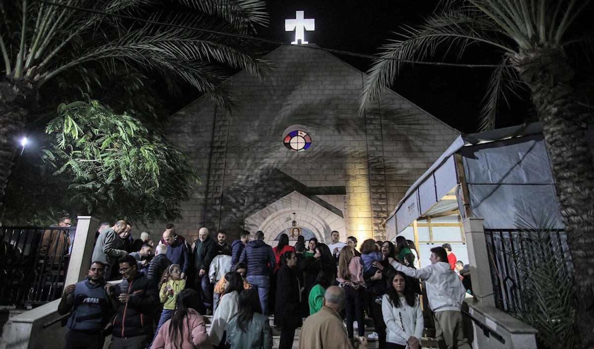 شهداء وجرحى في قصف الاحتلال لكنيسة العائلة المقدسة الكاثوليكية بغزة