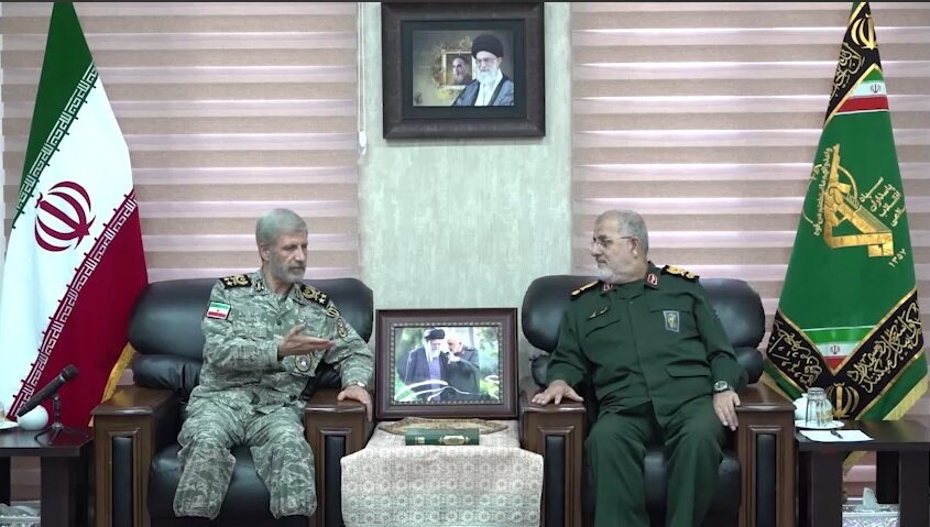 قائدا الحرس الثوري والجيش الإيرانيين: مستعدون لتوجيه ضربة جديدة للعدو