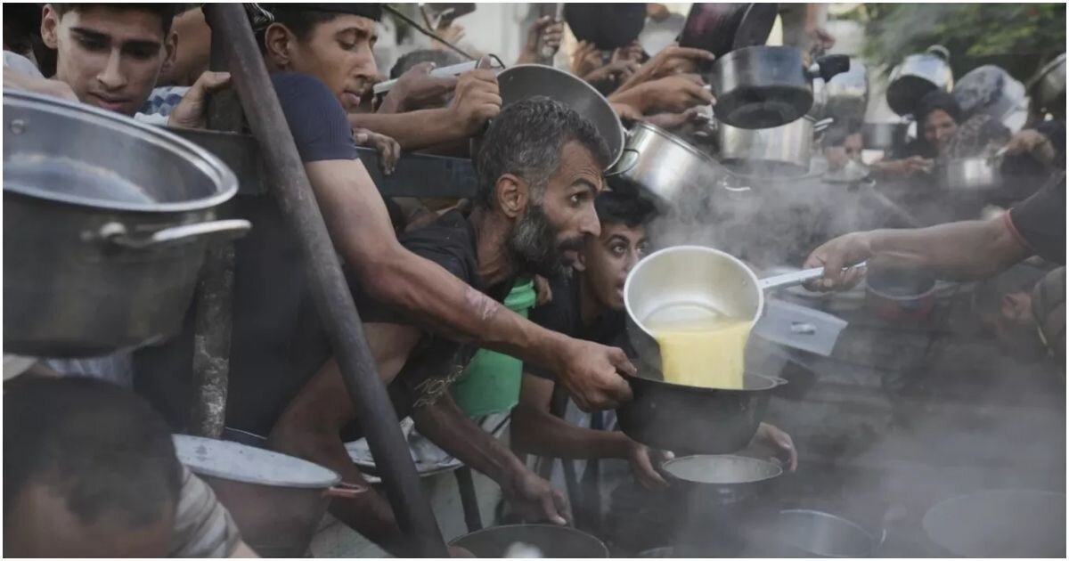 গাজায় ত্রাণ নিতে গিয়ে ভিড়ে ২০ জনের মৃত্যু গাজায় ত্রাণ নিতে গিয়ে ভিড়ে ২০ জনের মৃত্যু