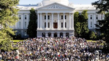 Des milliers de manifestants dénoncent les politiques du gouvernement Trump aux États-Unis