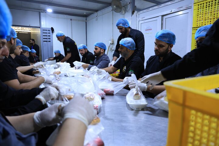 تقديم آلاف الوجبات للزائرين يوميًا في مضيف أبي الفضل العباس (عليه السلام)