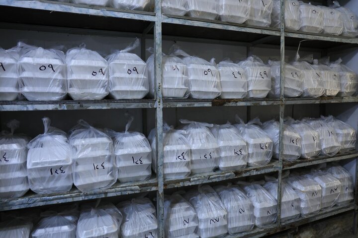 تقديم آلاف الوجبات للزائرين يوميًا في مضيف أبي الفضل العباس (عليه السلام)