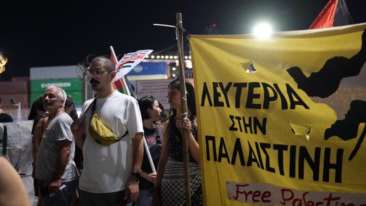 عکس خبری | کارگران بندری در یونان مانع ارسال کالا به رژیم صهیونیستی شدند