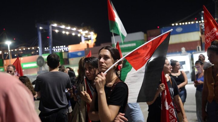 عکس خبری | کارگران بندری در یونان مانع ارسال کالا به رژیم صهیونیستی شدند