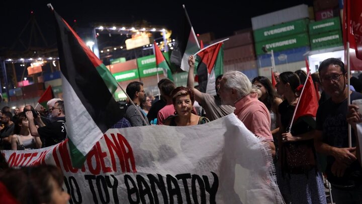 عکس خبری | کارگران بندری در یونان مانع ارسال کالا به رژیم صهیونیستی شدند