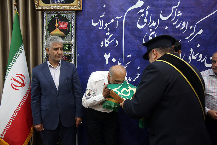 Photos: Donation of holy flag of Hazrat Fatima Masoumeh Shrine to head of Emergency medical services