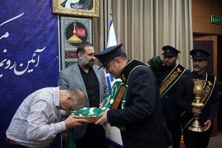 Photos: Donation of holy flag of Hazrat Fatima Masoumeh Shrine to head of Emergency medical services