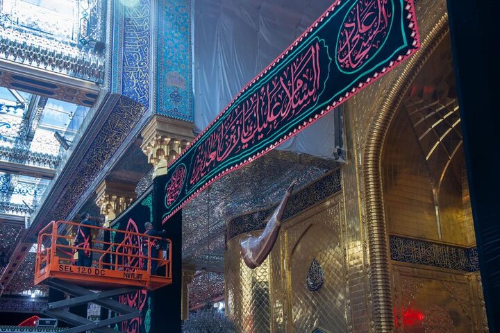 نشر لافتات خاصة بذكرى شهادة الإمام زين العابدين (ع) في العتبة العبَّاسيَّة المقدَّسة