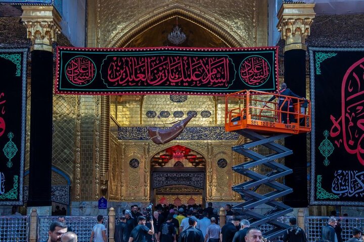 نشر لافتات خاصة بذكرى شهادة الإمام زين العابدين (ع) في العتبة العبَّاسيَّة المقدَّسة