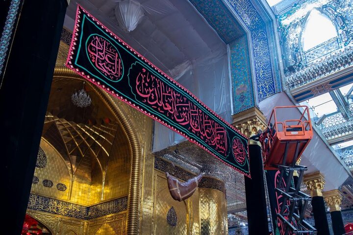 نشر لافتات خاصة بذكرى شهادة الإمام زين العابدين (ع) في العتبة العبَّاسيَّة المقدَّسة