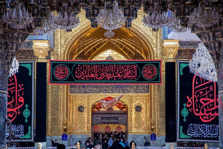 نشر لافتات خاصة بذكرى شهادة الإمام زين العابدين (ع) في العتبة العبَّاسيَّة المقدَّسة