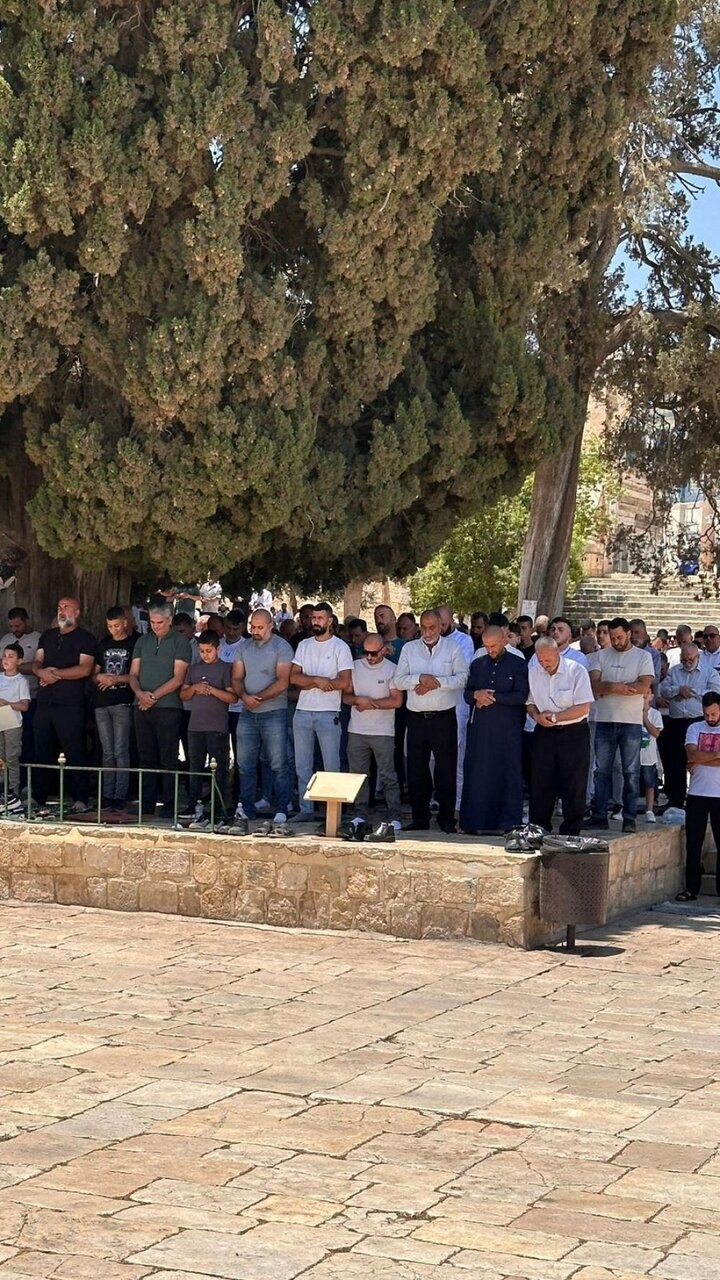 40,000 Palestinians defy Israeli restrictions to pray at Aqsa Mosque