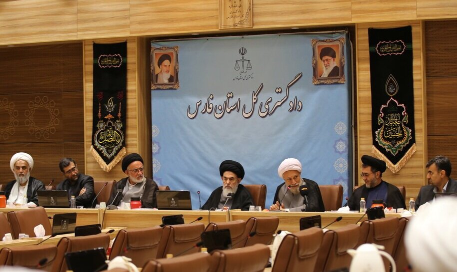 گزارش «ابنا» از جلسه جامعه روحانیت شیراز: هویت ایرانی را بر مبنای محبت اهل‌بیت(ع) تعریف کنیم