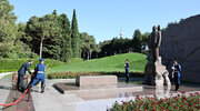Vəhhabi əqidəli Qolani “Fəxri” xiyabanda Heydər Əliyevin bütünə ibadət edib \ FOTO