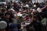 Los guardias de la Fundación Humanitaria de Gaza llevan a palestinos hambrientos a la muerte