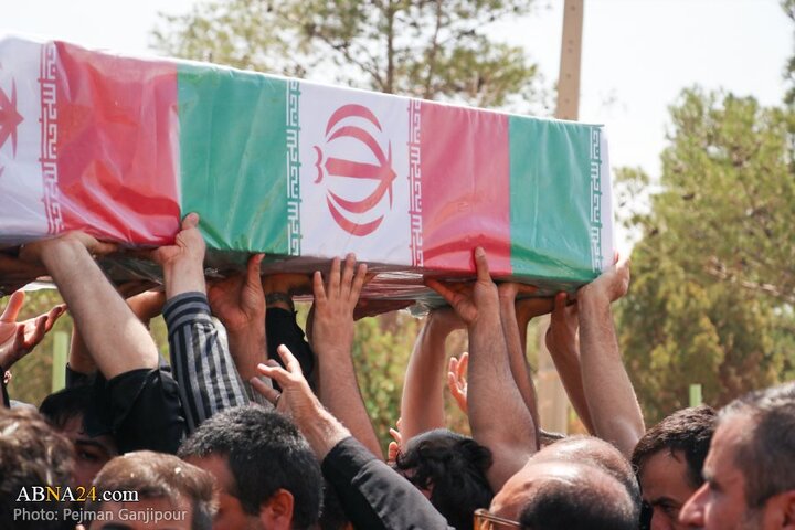 تشییع پیکر مطهر شهید مدافع وطن «حسین معینی» در منطقه کربکند اصفهان