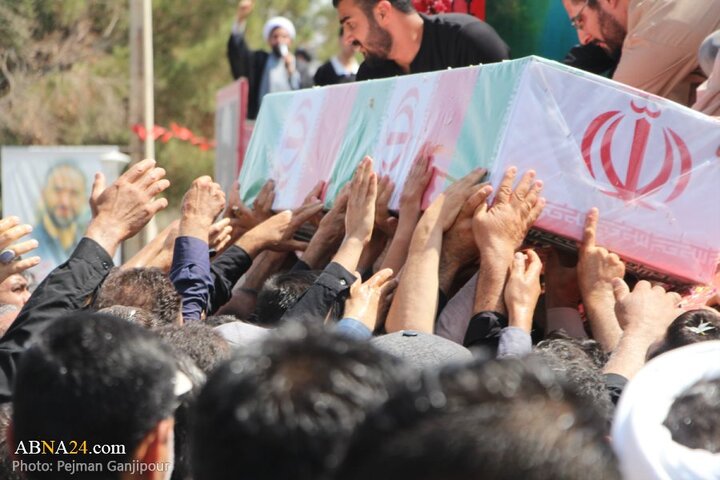 تشییع پیکر مطهر شهید مدافع وطن «حسین معینی» در منطقه کربکند اصفهان