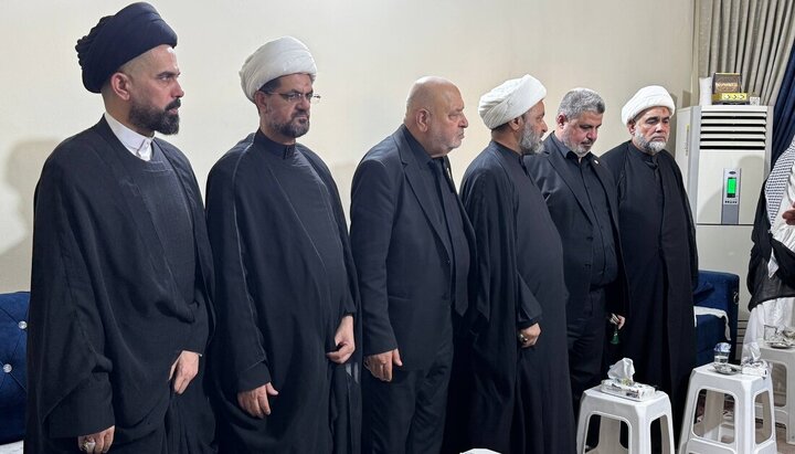 تقرير مصور/ العتبتان المقدستان الحسينية والعباسية تقدمان واجب العزاء لعوائل شهداء حادث التسوف بالكوت