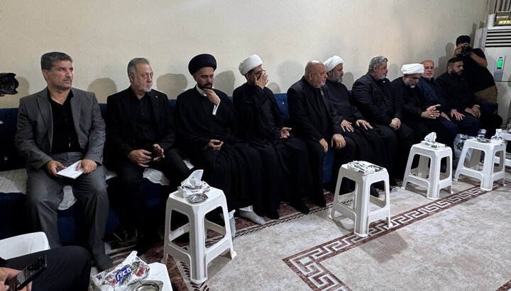 تقرير مصور/ العتبتان المقدستان الحسينية والعباسية تقدمان واجب العزاء لعوائل شهداء حادث التسوف بالكوت