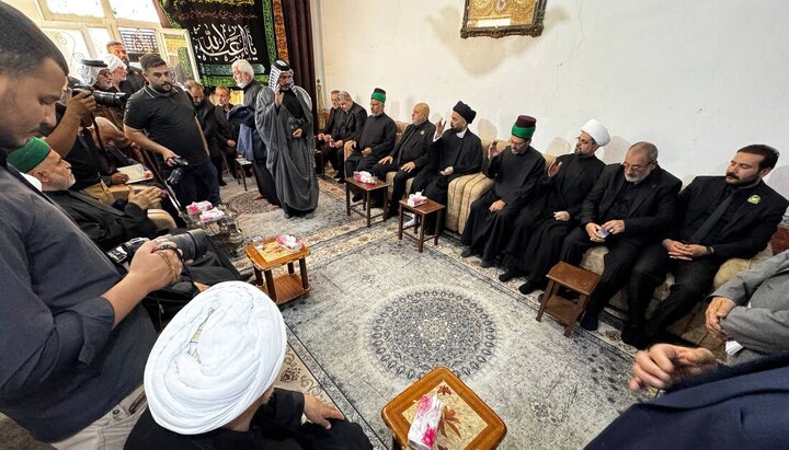 تقرير مصور/ العتبتان المقدستان الحسينية والعباسية تقدمان واجب العزاء لعوائل شهداء حادث التسوف بالكوت