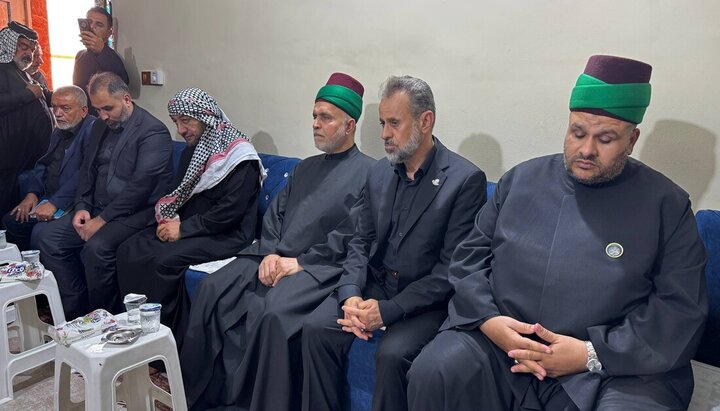 تقرير مصور/ العتبتان المقدستان الحسينية والعباسية تقدمان واجب العزاء لعوائل شهداء حادث التسوف بالكوت