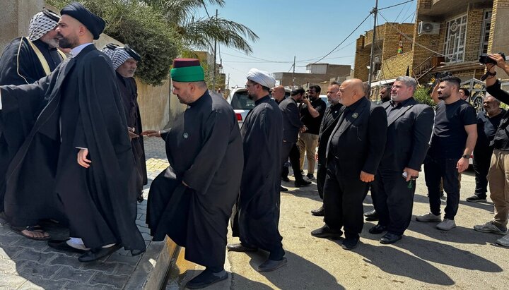 تقرير مصور/ العتبتان المقدستان الحسينية والعباسية تقدمان واجب العزاء لعوائل شهداء حادث التسوف بالكوت
