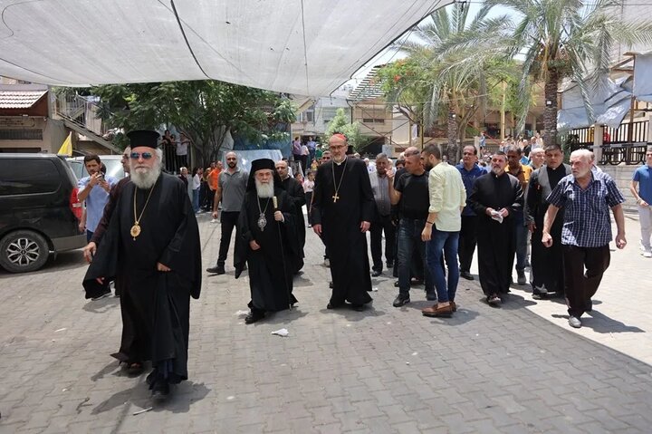 بازدید کاردینال و رهبران مسیحی از کلیسای بمباران‌شده غزه؛ حمله رژیم صهیونیستی خشم جهانی را برانگیخت