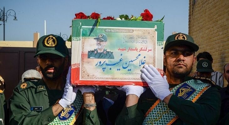 فيديو | مشاهد من تشييع الشهيد العميد "غلام حسين غيب برور" في مدينة شيراز