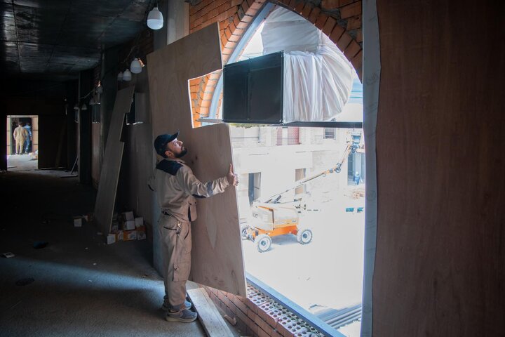 تقرير مصور/ كربلاء المقدسة..قسم الصناعات والحرف يباشر بتهيئة صحن أم البنين (ع لاستقبال زائري الأربعين