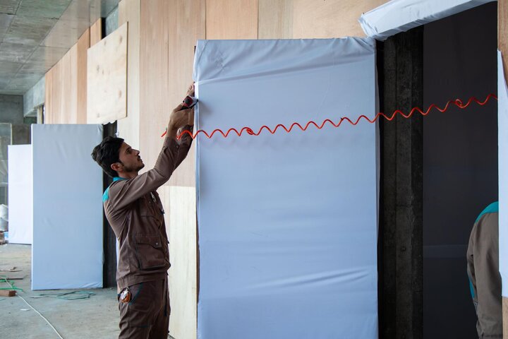 تقرير مصور/ كربلاء المقدسة..قسم الصناعات والحرف يباشر بتهيئة صحن أم البنين (ع لاستقبال زائري الأربعين