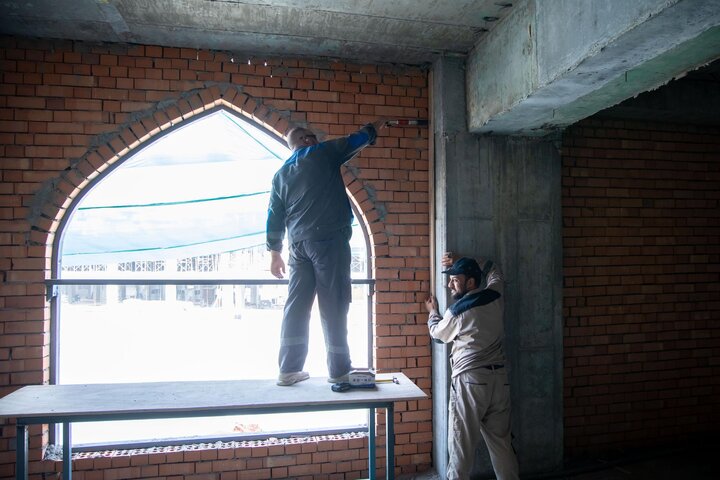 تقرير مصور/ كربلاء المقدسة..قسم الصناعات والحرف يباشر بتهيئة صحن أم البنين (ع لاستقبال زائري الأربعين