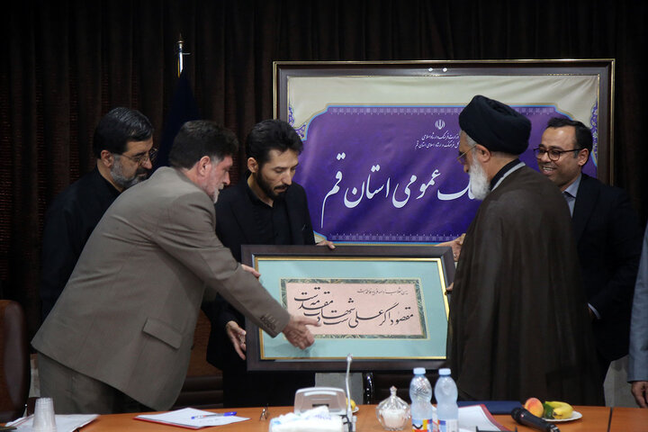 گزارش تصویری | تقدیر از مدیر شبکه قرآن در قم