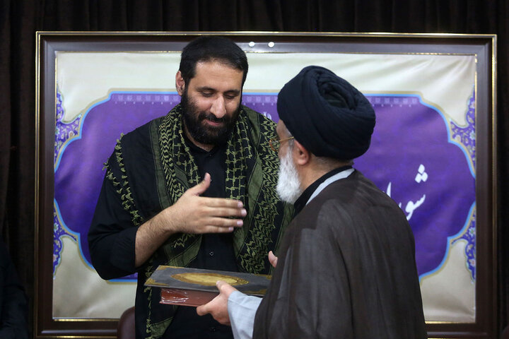 گزارش تصویری | تقدیر از مدیر شبکه قرآن و معارف سیما در قم