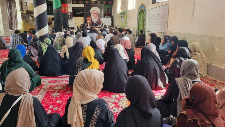 توزیع کمک‌های نقدی به ۱۴۰ خانواده مهاجر بازگشته به افغانستان توسط دفتر آیت‌الله‌ فاضلی بهسودی