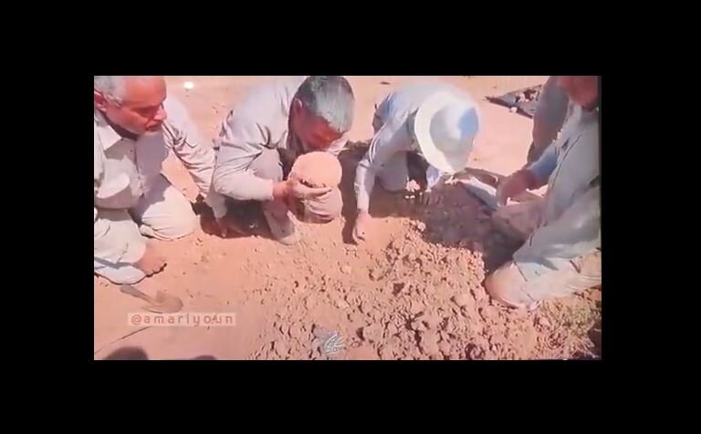 Video: Moment body of a student martyr found after 43 years in Fakkah, Iran