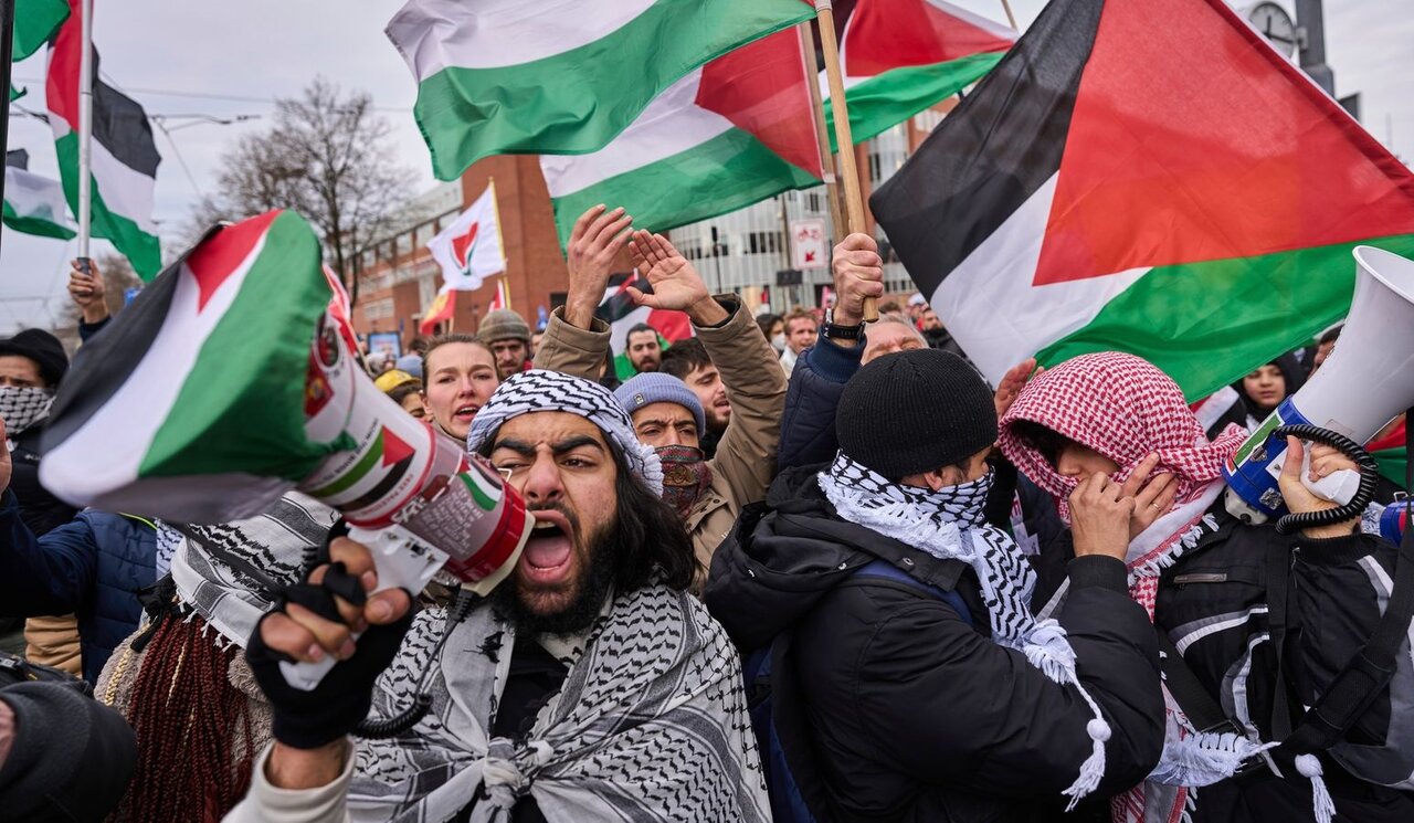 ویدیو | همبستگی با فلسطین با صدای قابلمه‌ها؛ تظاهرات در آمستردام علیه گرسنگی در غزه