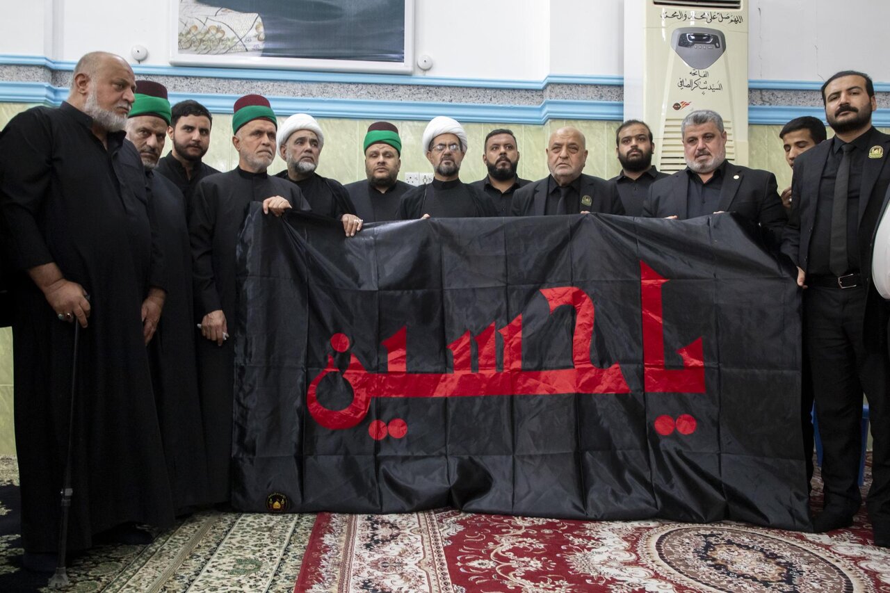 Delegation of two holy shrines offers condolences to families of victims of Kut incident (+Photos)