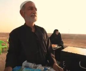 فيديو | موكب صغير لسيدة مسنّة وزوجها في أيّام زيارة الأربعين في محافظة البصرة