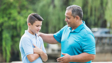 Por que os relacionamentos dos adolescentes com a família entram em crise?