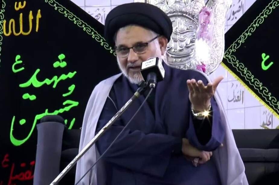 نصب تصویر رهبر انقلاب در مجلس عزا سیاست نیست، عین دینداری است