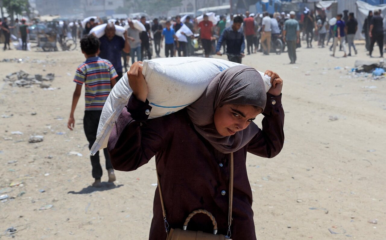 ویدیو | استفاده خانواده فلسطینی از آرد فاسد با کپک و حشرات