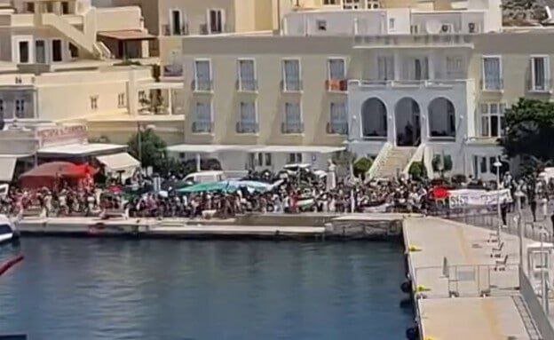 فيديو | مئات الإسرائيليين محاصرون على سفينة في ميناء باليونان بسبب تظاهرة مؤيدة للفلسطينيين