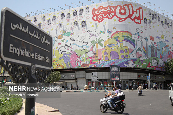 تقرير مصور/ تخليدا لذكراهم.. ساحة الثورة في طهران ترفع صور أطفال استشهدوا بالعدوان الصهيوني