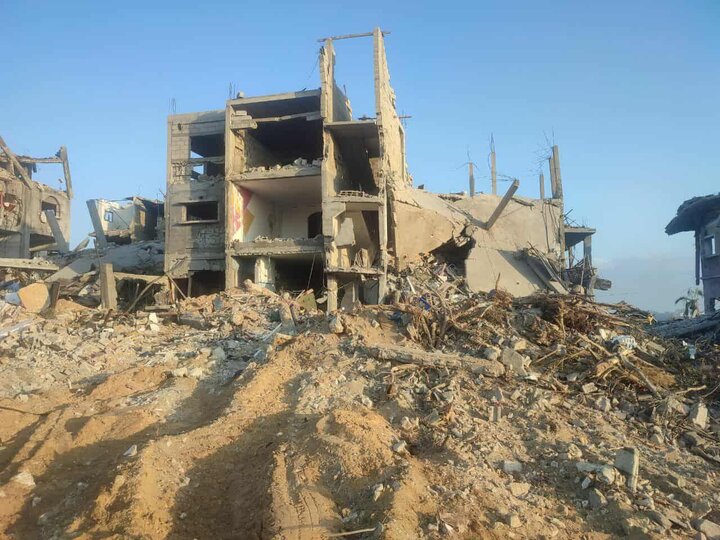 آثار الدمار الكبير وتخريب واسع للاحتلال جنوبي مدينة دير البلح وسط قطاع غزة