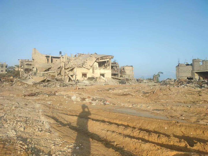 آثار الدمار الكبير وتخريب واسع للاحتلال جنوبي مدينة دير البلح وسط قطاع غزة