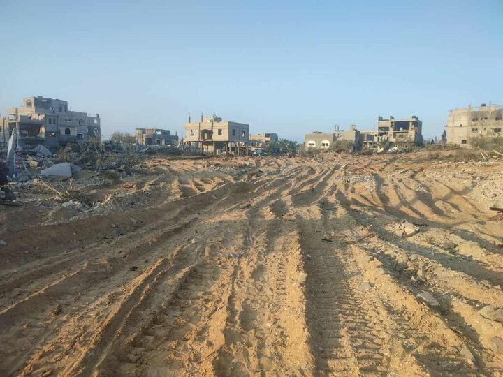 آثار الدمار الكبير وتخريب واسع للاحتلال جنوبي مدينة دير البلح وسط قطاع غزة