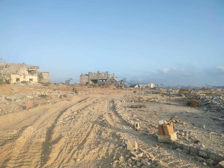 آثار الدمار الكبير وتخريب واسع للاحتلال جنوبي مدينة دير البلح وسط قطاع غزة